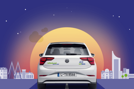 Heckansicht eines teilAuto-Fahrzeugs vor der Stadtsilhouette Leipzigs.