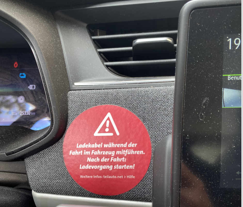 Aufkleber im Fahrzeug mit Hinweis auf Umgang mit Ladekabel