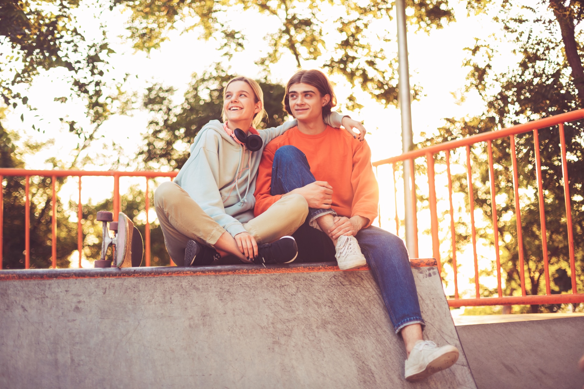 Zwei Freunde sitzen im Skatepark