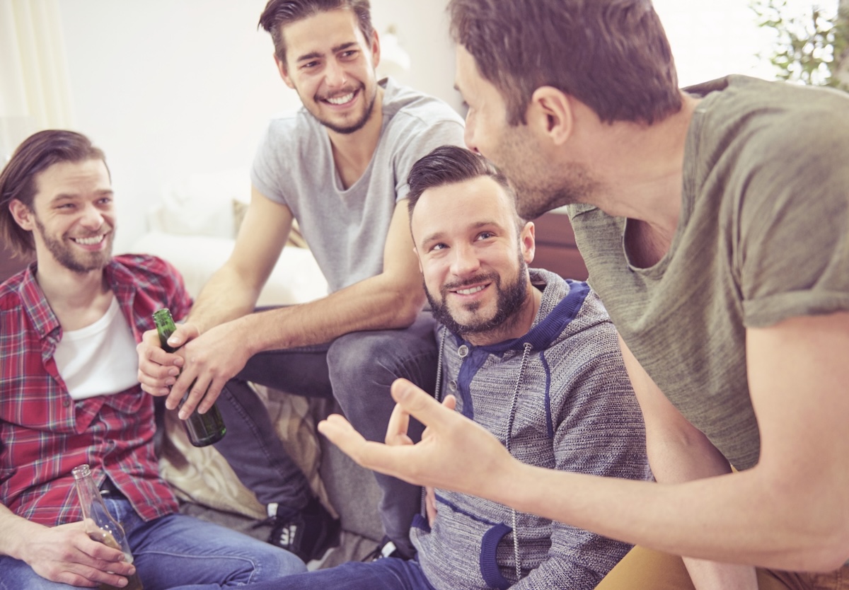 Vier Freunde unterhalten sich auf der Couch