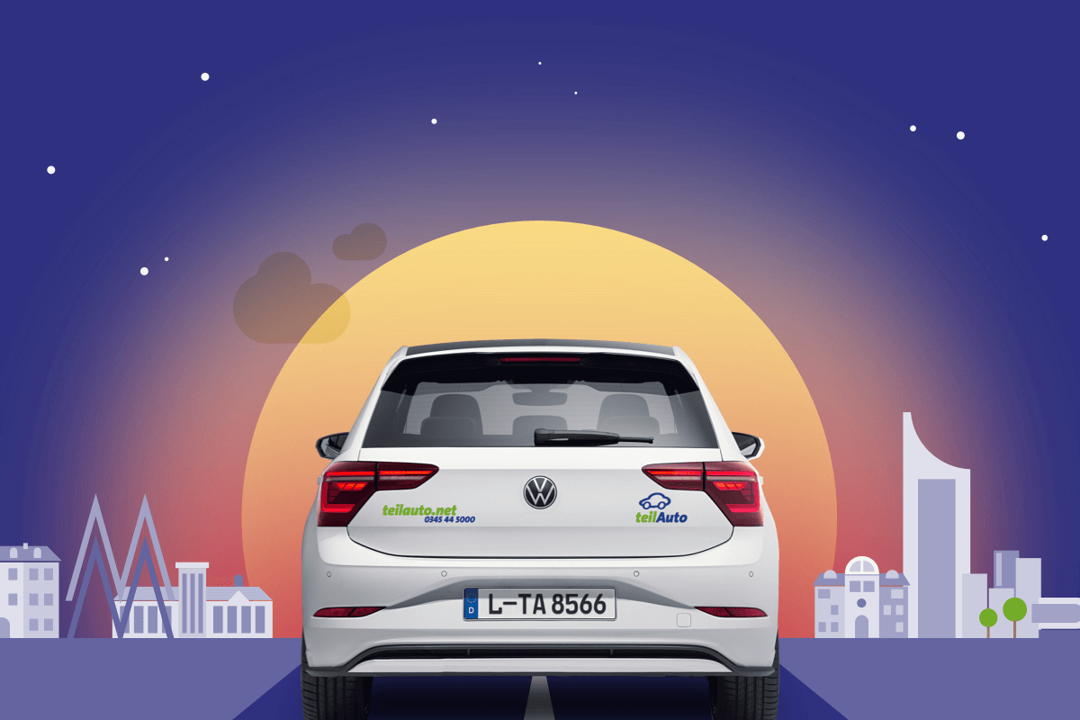 Heckansicht eines teilAuto-Fahrzeugs vor der Stadtsilhouette Leipzigs.