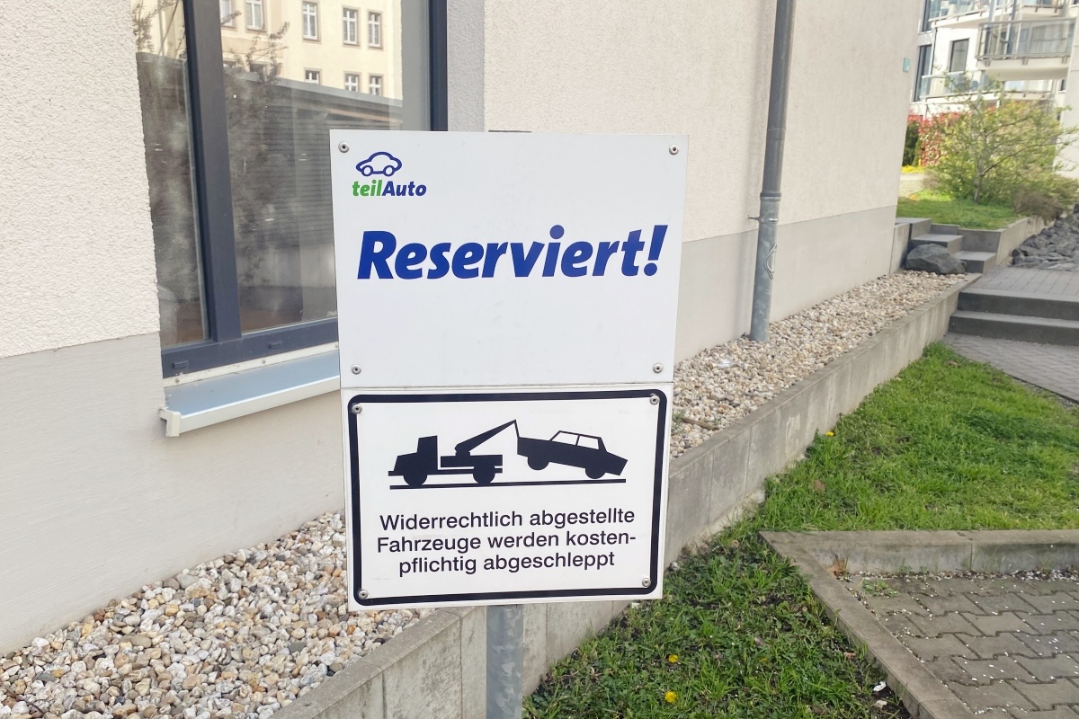 Reserviertschild mit Abschleppwarnung.