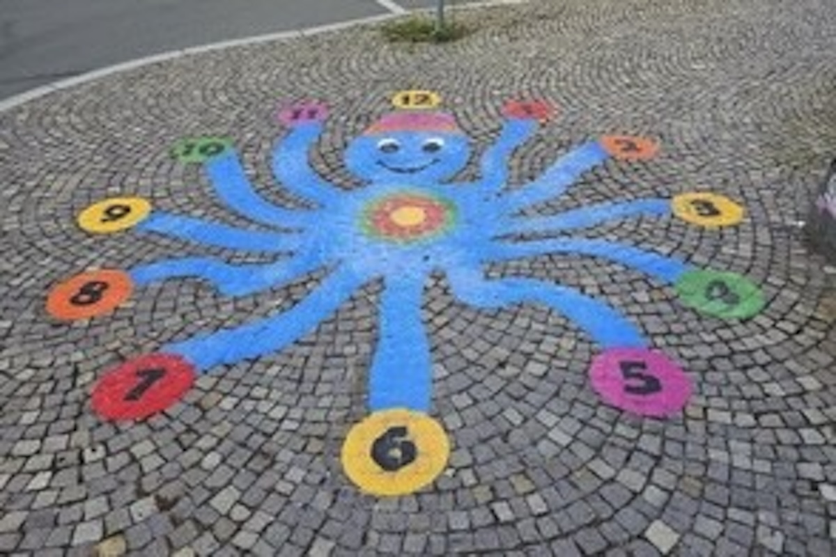 Ein Spiel-Element auf einem Gehweg in Jena