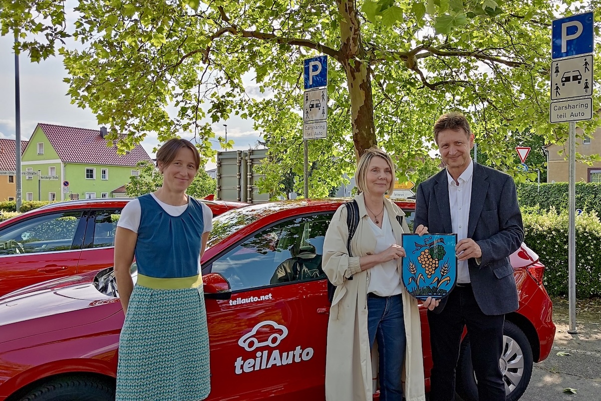 Eröffnung der neuen Station an der Alten Feuerwache durch Antje Böttcher, Verein Verkehrswende in Kleinen Städten e.V., Susanne Krüger, JuCo Soziale Arbeit gGmbH und Olaf Lier, Fachbereichsleiter Ordnungswesen der Stadt Coswig (v.l.n.r.).